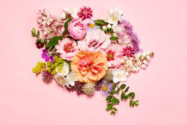 Pembe arka planda güzel çiçekler.