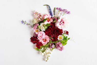 Beyaz üzerinde güzel çiçekler.