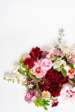 Beyaz üzerinde güzel çiçekler.