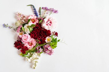 Beyaz üzerinde güzel çiçekler.