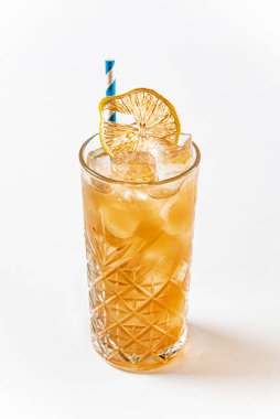 Beyaz arka planda kokteyl