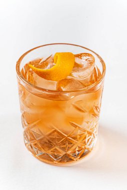 Beyaz arka planda kokteyl