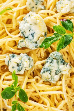 Mavi peynirli ve otlu makarna