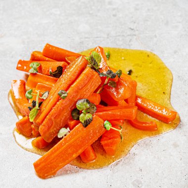 Zeytin yağı ve naneli kızarmış havuç.