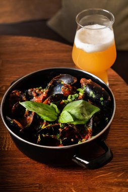 Beyaz şarap soslu haşlanmış midye.