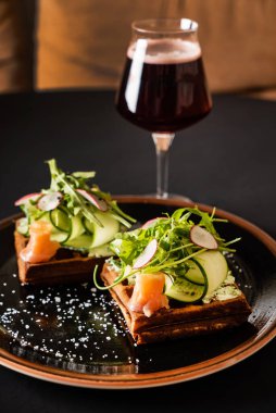 Somon ve turplu Belçika waffle 'ı.