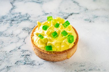 Mermer arka planda lezzetli bir tatlı.