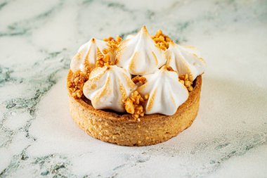 Kremalı ve karamel kaplı limonlu tartlar.