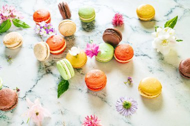 Mermer arka planda renkli badem kurabiyeleri