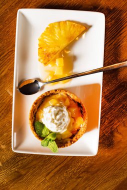 Ananaslı tatlı, yakın çekim.