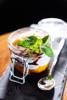 Muz ve dutlu chia pudingi