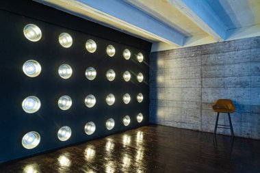 Ampullü duvar, stüdyo alanı