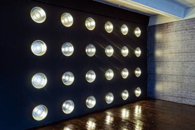 Ampullü duvar, stüdyo alanı