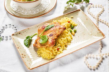 Pirinç ve sebzeli kızarmış tavuk.