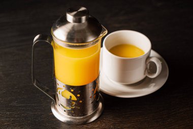 Çaydanlıkta zencefil çayı