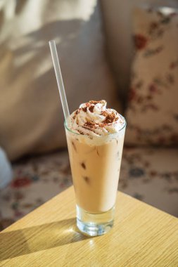 Tahta masadaki buzlu kahve.