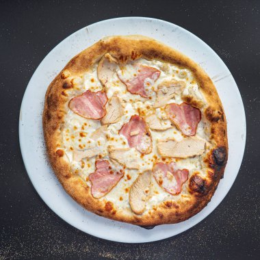 Siyah arka planda pizza, üst manzara.