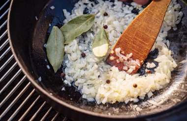 Taze otlu kızarmış sebze.