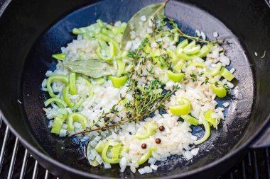 Taze otlu kızarmış sebze.