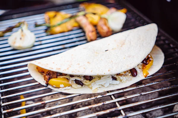 Tortilla Alla Griglia Con Salsiccia Pepe — Foto Stock