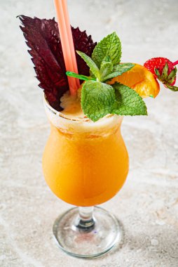 Meyve ve otlu yaz kokteyli.