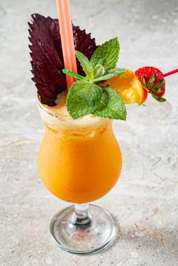 Meyve ve otlu yaz kokteyli.