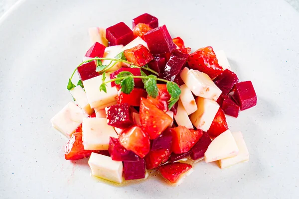 Kreativer Salat Aus Frischem Obst Und Gemüse — Stockfoto