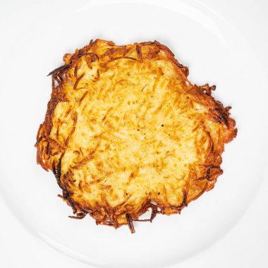 Patatesli krep beyaz tabakta