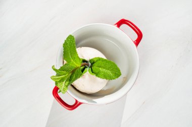 Naneli dondurma topu.