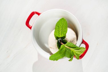 Naneli dondurma topu.