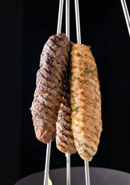 Çubukta şiş kebap.