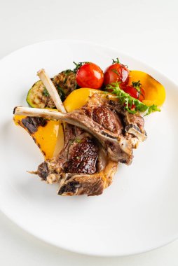 Modern Fransız mutfağı: Kızarmış kuzu budu ve havuç, sarı köri ve kuzu sosuyla servis edilir. 