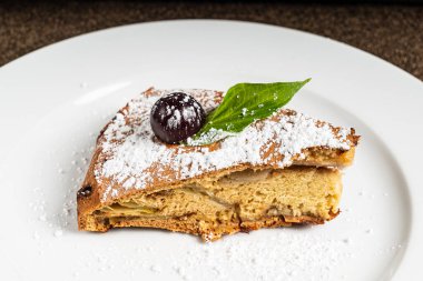 beyaz tabakta elmalı pasta