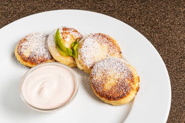 Kremalı krep, beyaz tabakta.