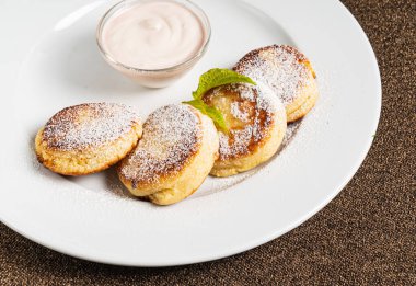 Kremalı krep, beyaz tabakta.