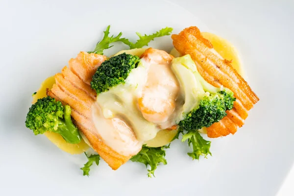 Salmone Arrosto Con Verdure — Foto Stock