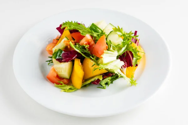 白盘上的蔬菜沙拉 — 图库照片