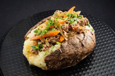 Siyah arka planda fırında patates