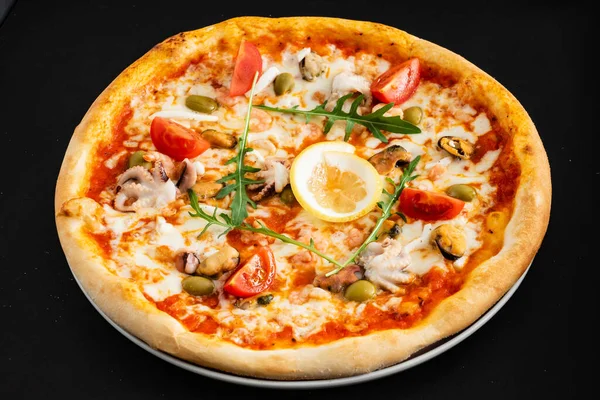 Skaldjur Pizza Svart Bakgrund — Stockfoto