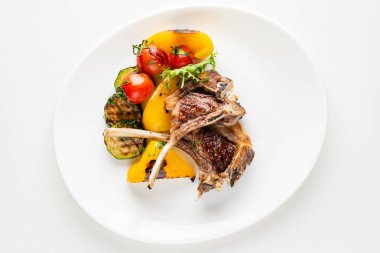 Modern Fransız mutfağı: Kızarmış kuzu budu ve havuç, sarı köri ve kuzu sosuyla servis edilir. 