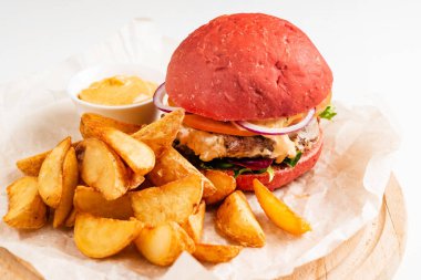 Kızarmış patates ve soslu kırmızı burger.
