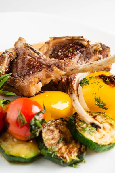 Cozinha Francesa Moderna Roasted Lamb Neck Rack Servido Com Cenoura — Fotografia de Stock