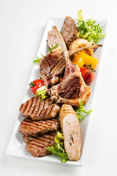 Antipasto Carne Sul Piatto Bianco — Foto Stock