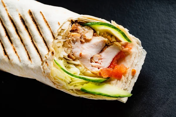 Fajita Wrap Sandwich Zwarte Achtergrond — Stockfoto