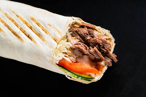 Kanapka Fajita Wrap Czarnym Tle — Zdjęcie stockowe