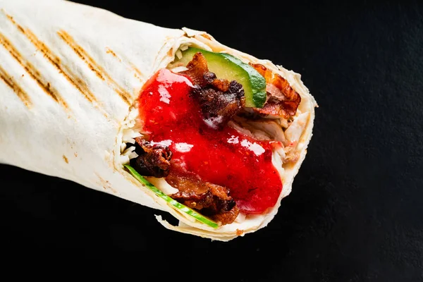 Fajita Wrap Sandwich Auf Dem Schwarzen Hintergrund — Stockfoto