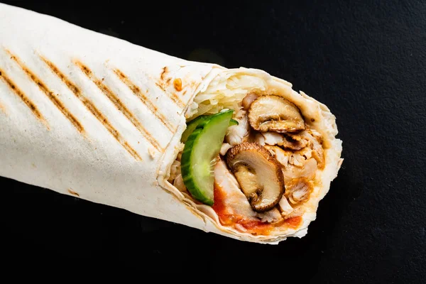 Fajita Wrap Sandwich Zwarte Achtergrond — Stockfoto