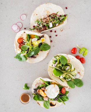 Farklı Türlerden Salata Pitas