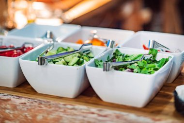 Restorandaki yemek masası.