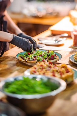 Restoranda yemek servisi.